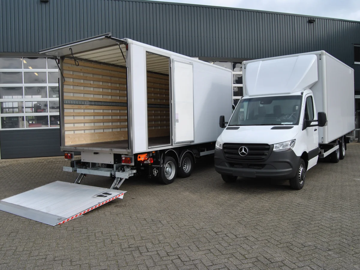 Mercedes-Benz Transportfahrzeug mit Aufbau und Ladefläche